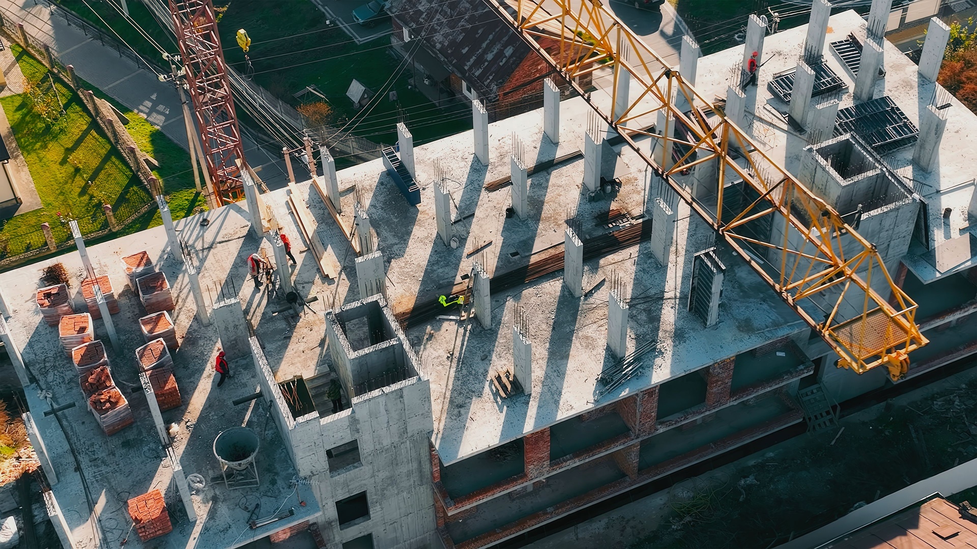 Stor byggeplass, mange snekkere, entreprenører og andre fagfolk