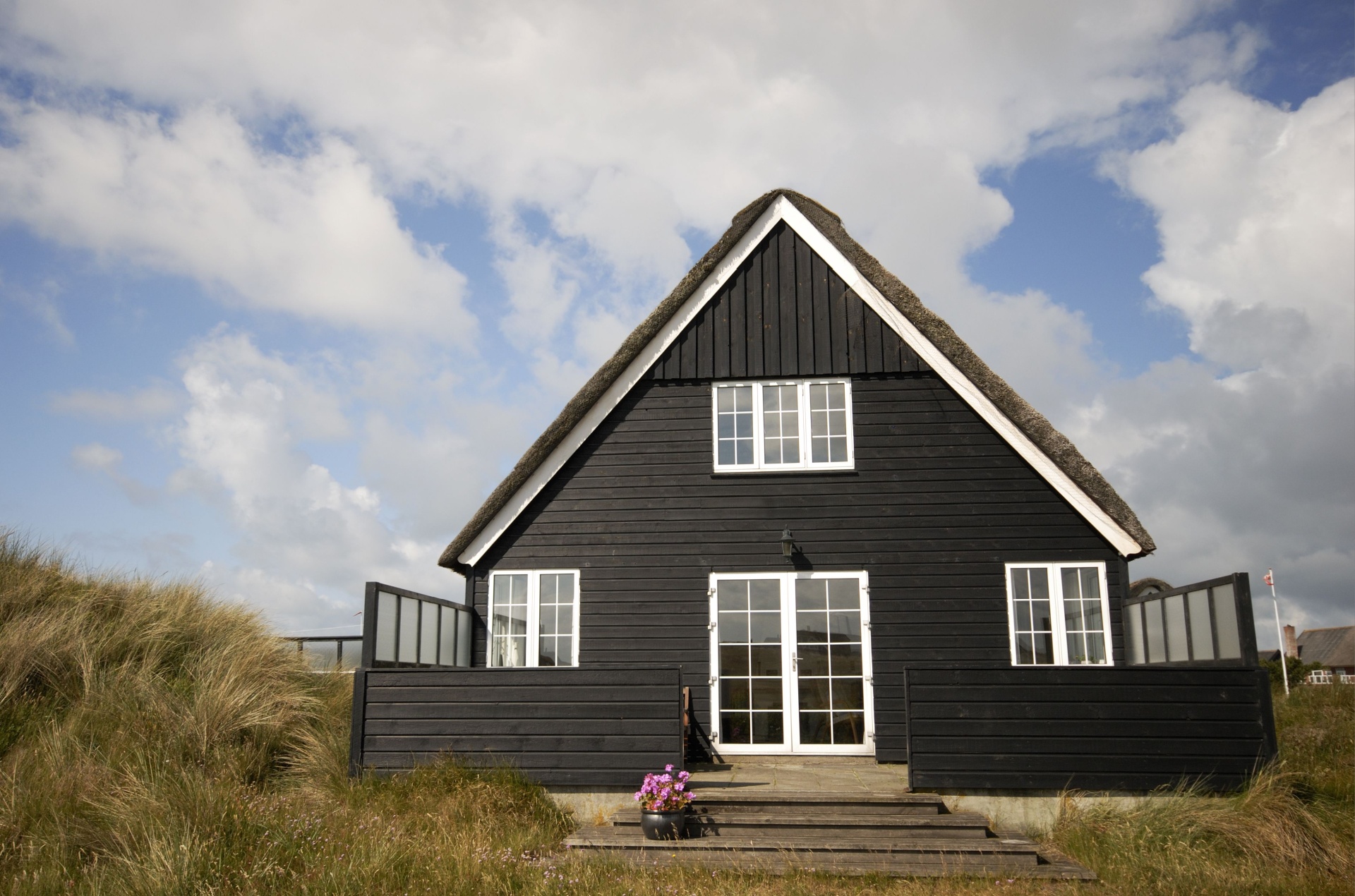 Nordisk hytte på to etasjer med svart kledning