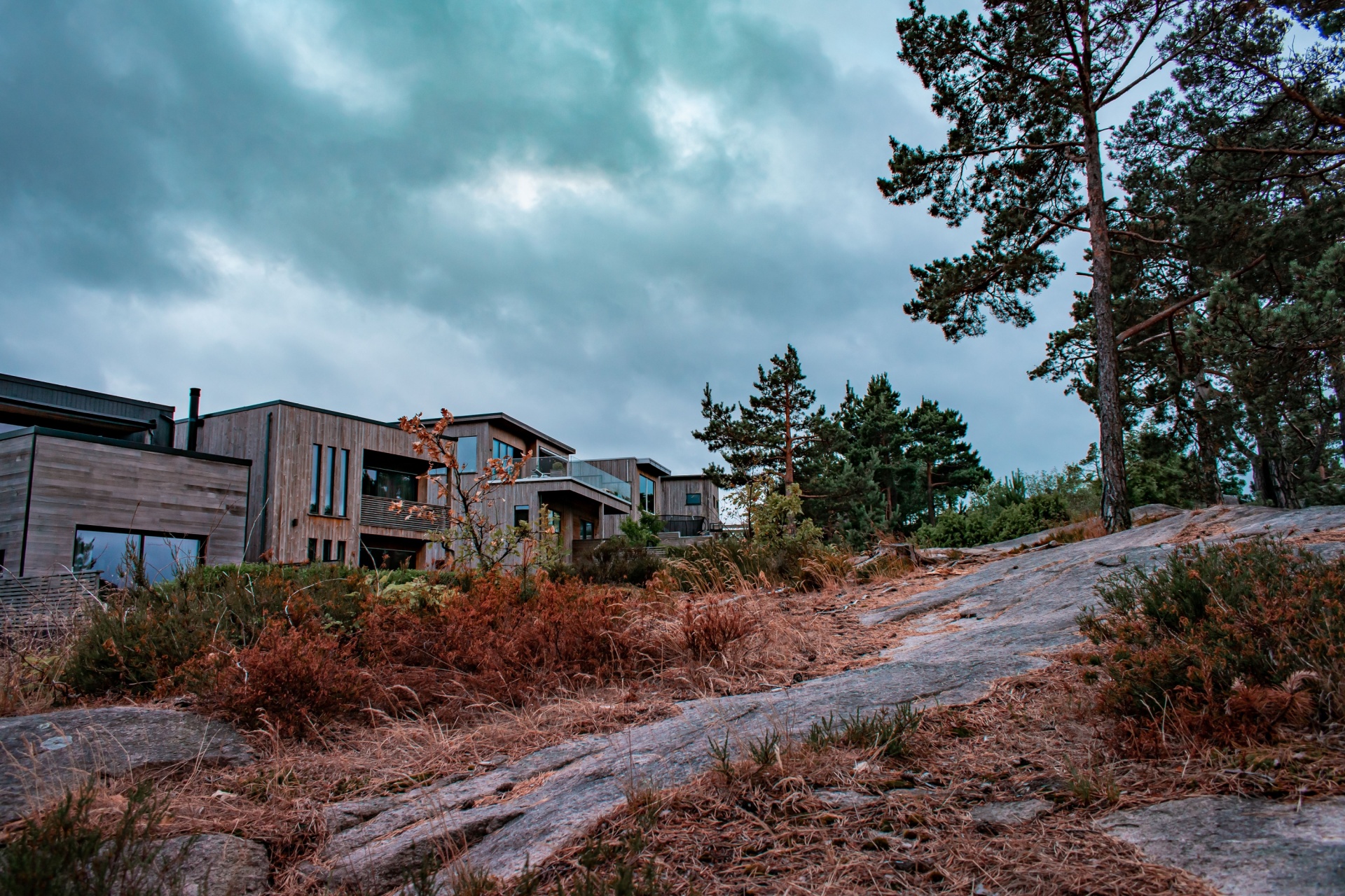 Stort, moderne rekkehusbygg på fjellet. Flere boliger i rekke