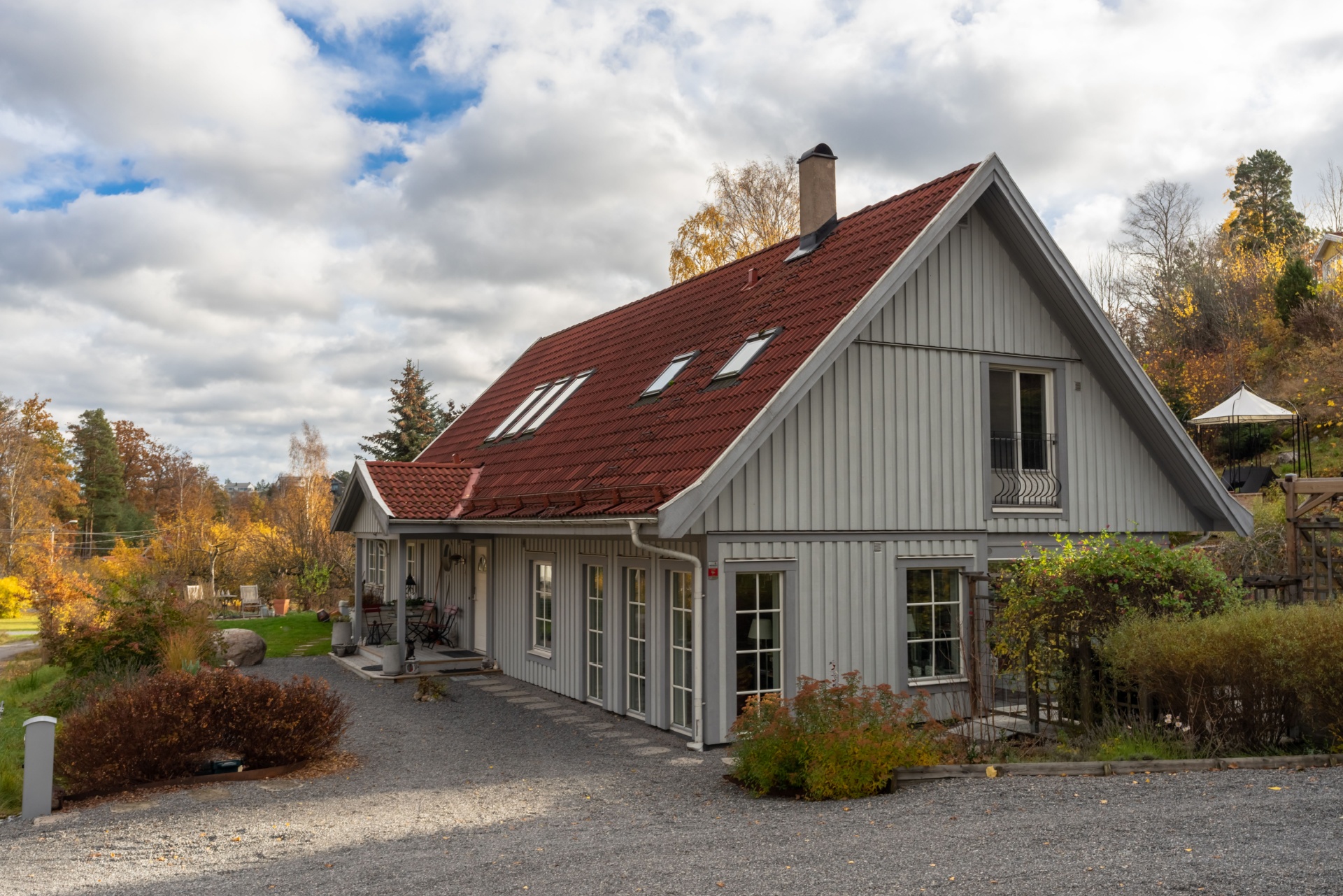 Nordisk enebolig med grå kledning