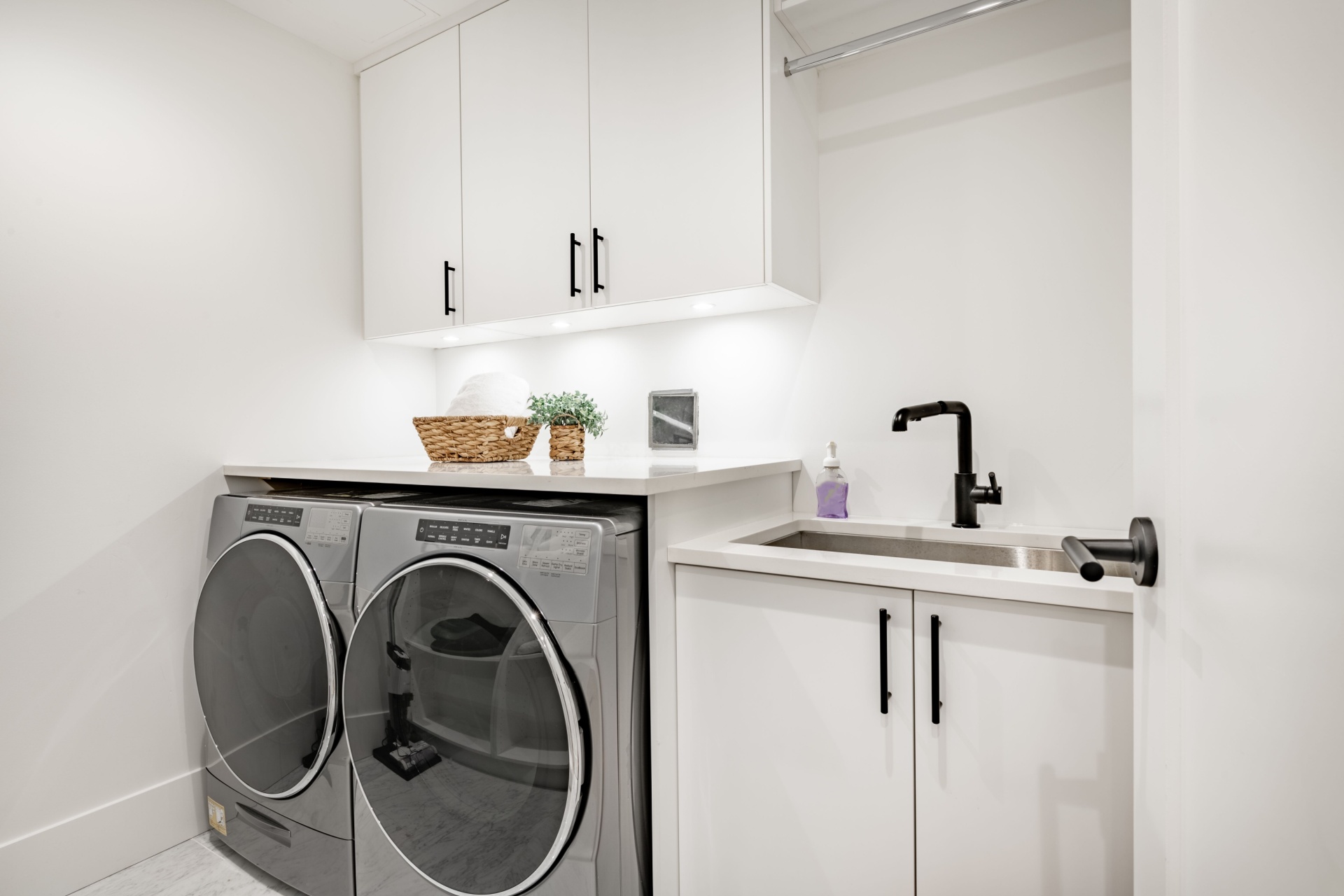 Moderne vaskerom med hvite vegger og møbler